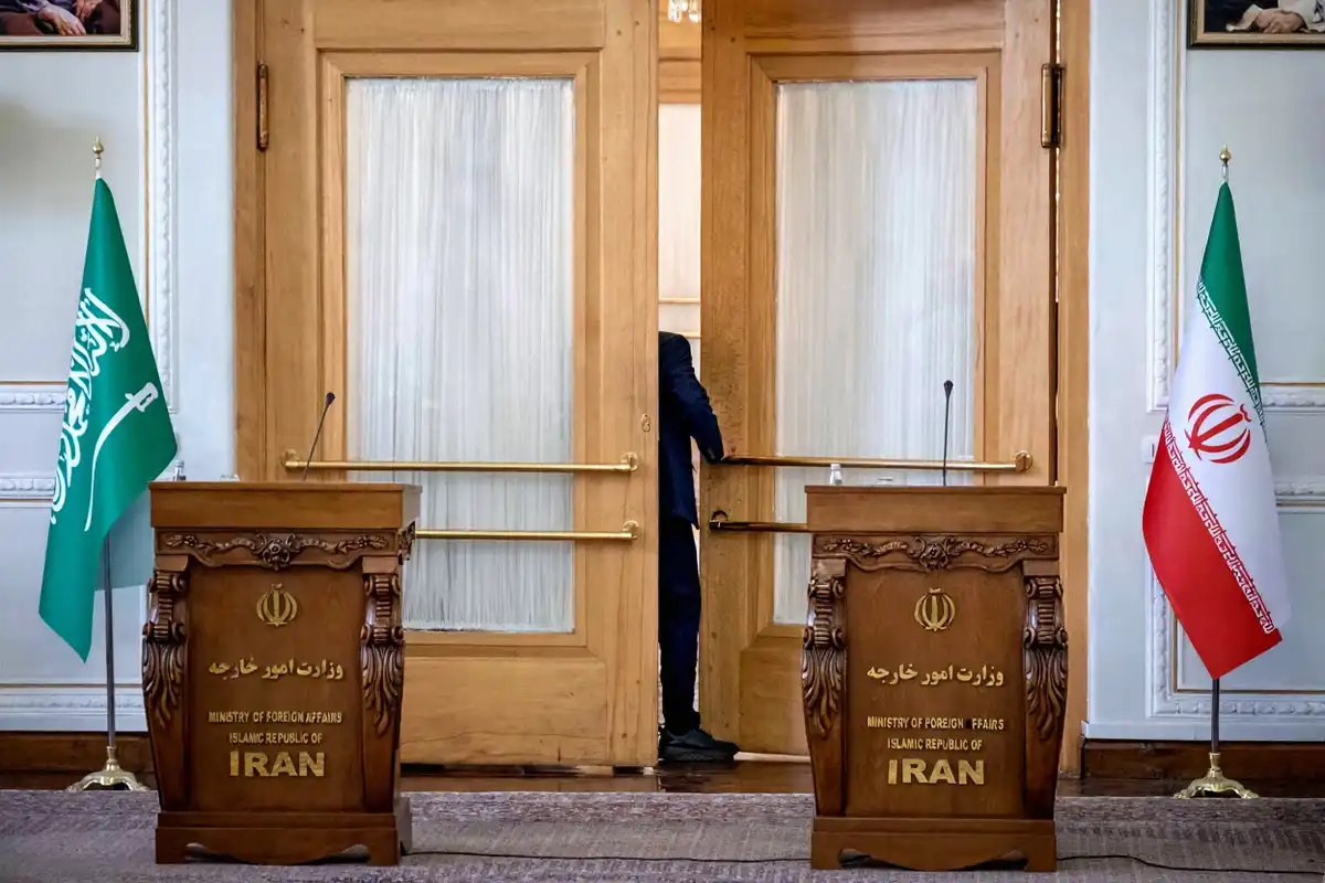 ތެހެރާންގައި ހުންނަ އީރާނުގެ ފޮރިން މިނިސްޓްރީގެ އިމާރާތުގައި 2023 ޖޫން 17 ވަނަ ދުވަހު ބޭއްވި ބައްދަލުވުމެއްގެ ތެރެއިން، އީރާނުގެ ދިދަ އާއި ސައުދީ އަރަބިއްޔާގެ ގައުމީ ދިދަ ކައިރީގައި ކޮންފަރެންސް ހޯލެއްގެ ދޮރުމަތީގައި ސައުދީގެ އޮފިޝަލަކު މަޑުކޮށްލައިގެން.