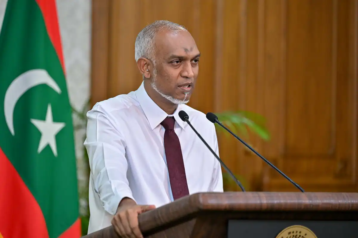ނޫސްވެރިންގެ ބައްދަލުވުމެއްގައި ރައީސް ޑރ.މުހައްމަދު މުއިއްޒު ވާހަކަ ފުޅު ދައްކަވަނީ.