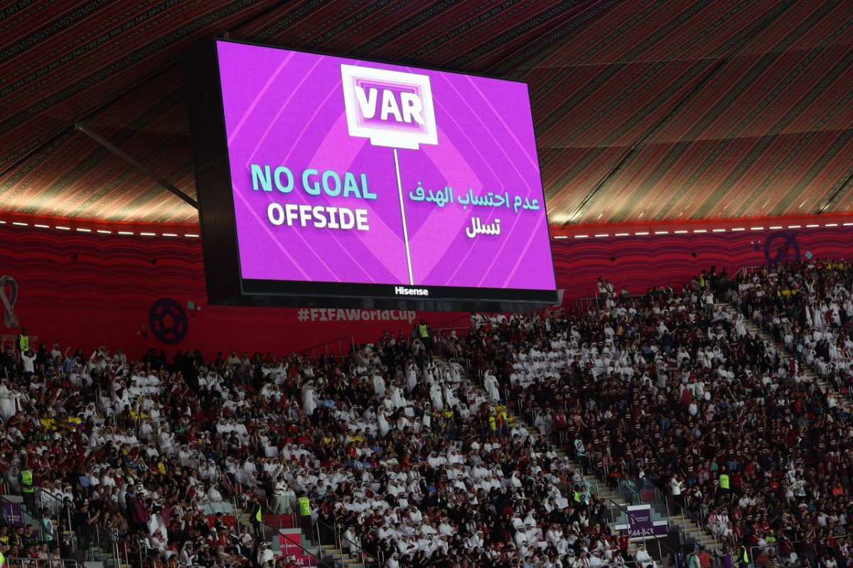 ގްރޫޕް އޭ ގައި ޤަތަރު އަދި އިކުއެޑޯ ބައްދަލުކުރި މެޗުގެ ތެރެއިން، ވީއޭއާރުން ވަނީ އެނާ ވެލެންސިއާ ފުރަތަމަ ޖެހި ލަނޑު ބަލައިނުގަންނަން ނިންމާފައި: ފޮޓޯ - ރޮއިޓާސް 