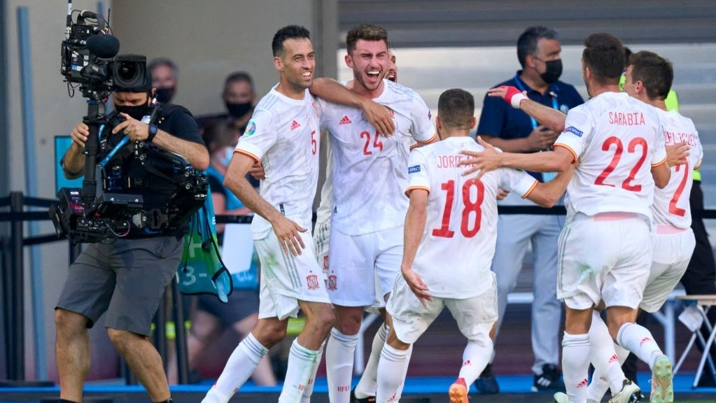 ސްލޮވާކިއާ އާއި ސްޕެއިން ބައްދަލުކުރި މެޗުގެ ތެރެއިން ސްޕެއިން ކުޅުންތެރިން ލަނޑު ޖެހުމަށްފަހު އުފާފާޅު ކުރަނީ - ފޮޓޯ: ގެޓީ އިމޭޖަސް 