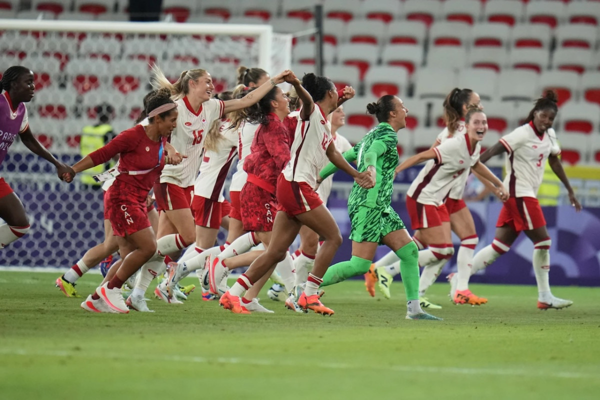 ކެނަޑާ ކުޅުންތެރިން އުފާފާޅުކުރަނީ: ފޮޓޯ-އޭޕީ