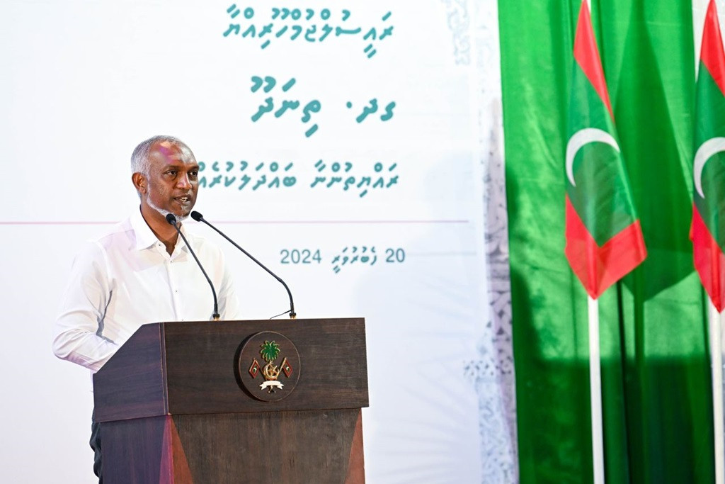 President Muizzu speaking to residents of Thinadhoo island