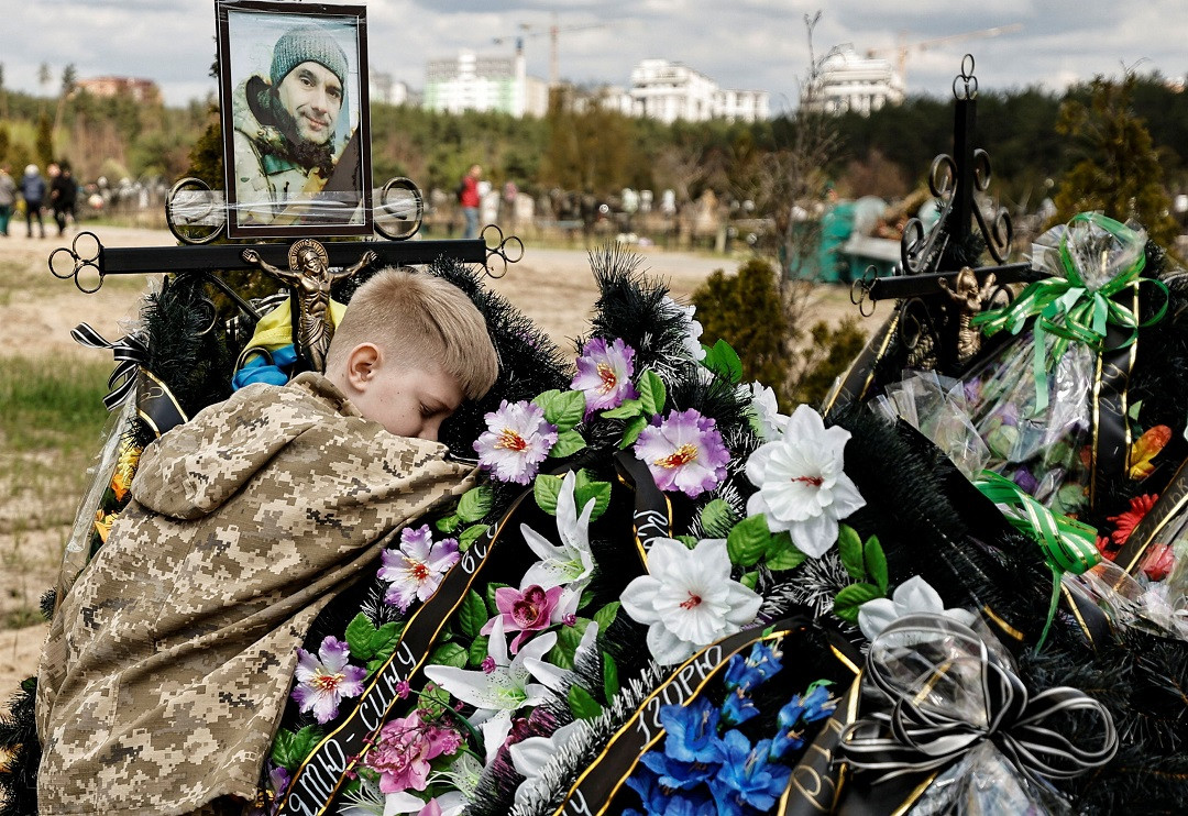 އުމުރުން 10 އަހަރުގެ ކުޑަ ކުއްޖަކު އޭނާގެ ބައްޕަ ޔޫކްރެއިން ރަޝިއާ ހަނގުރާމާގައި މަރުވެފައިވާތީ އެކަމުގެ ހިތާމަ ކުރަނީ - ފޮޓޯ: ރޮއިޓަރސް