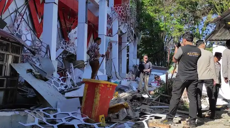 އިންޑޮނޭޝިއާ އަށް އައި ބިންހެލުމުގައި ގެއްލުންވެފައިވާ އިމާރާތެއް