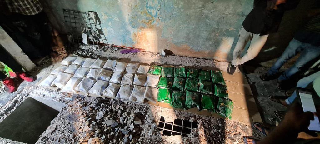 މާލެސިޓީ ގެއެއްގެ ތަޅުންގަނޑު ދަށުން 42 ކިލޯއަށްވުރެ ގިނަ މަސްތުވާތަކެތި ހޯދުން