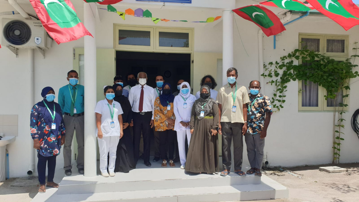 ރައީސް ޅ. އޮޅުވެލިފުށި ސިއްހީ މަރުކަޒަށް ވަޑައިގަތުން - މަރުކަޒުގެ މުވައްޒަފުންނާއެކު ރައީސް - ފޮޓޯ: ރާއްޖެއެމްވީ