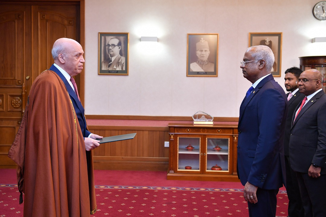 އަލްޖީރިޔާ ސަރުކާރުން ދިވެހިރާއްޖެއަށް ކަނޑައެޅި އާ ސަފީރު އަބްދުލްރަޙްމާން ބެންގްރާ އެމަނިކުފާނުގެ ސަފީރުކަމުގެ ފަތްކޮޅު ރައީސަށް އަރުވަނީ - ފޮޓޯ: ރައީސް އޮފީސް