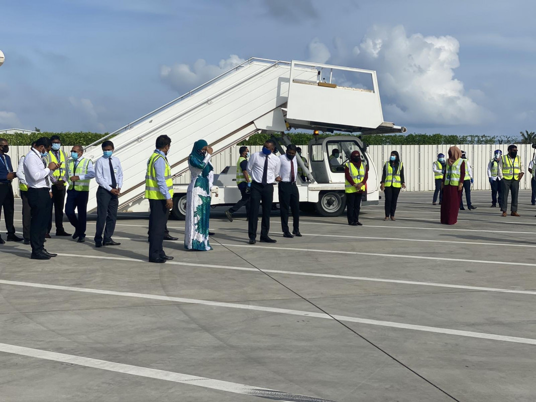 ރާއްޖޭގެ ބޯޑަރު އަލުން ހުޅުވާލުން - ރާއްޖޭގެ ބޯޑަރު އަލުން ހުޅުވާލުމާއެކު އޮން އެރައިވަލް ވިސާ ހަމަޖައްސާ އިރު ވަކި ގައުމެއް އިސްތިސްނާ ނުވާ ގޮތަށް ހުރިހާ ގައުމަކަށް ވެސް އޮން އެރައިވަލް ވިސާ ދޫކުރުމަށް ވަނީ ނިންމާފައި - ފޮޓޯ: ރާއްޖެއެމްވީ