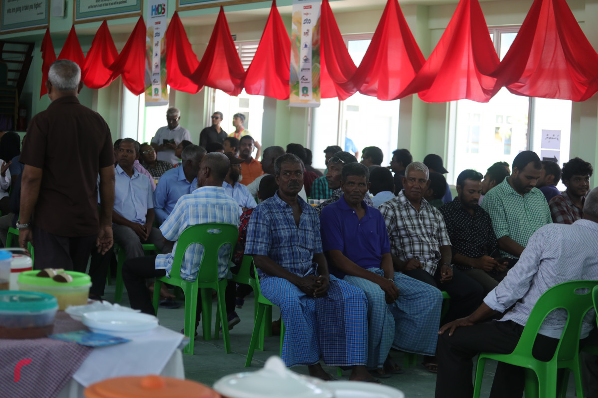 11 އޮގަސްޓު 2019/ ހއ.ހޯރަފުށި --ރށުގެ އެންމެން އެކުގައި މެންދުރުގެ ކެއުމަށް އިންސާފު ކުރަނީ. މި ޖާފަތުގައި ގިނަ އަދަދެއްގެ މީހުން ވަނީ ބައިވެރި ވެފަ-- ފޮޓޯ: ޝުއައިބް މުހައްމަދު