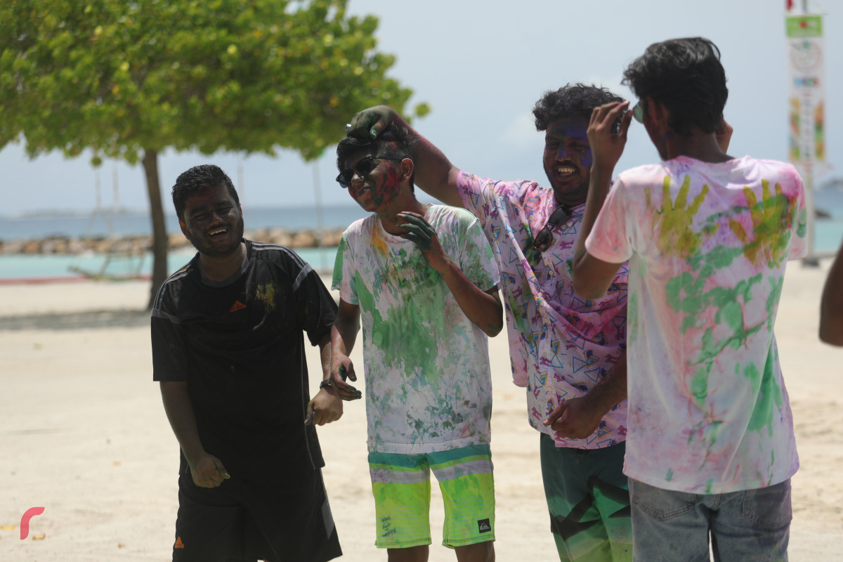 11 އޮގަސްޓު 2019/ ހއ.ހޯރަފުށި --އީދު ފާހަގަކުރުމުގެ ގޮތުން ރަށުގެ ކުދި ބޮޑު އެންމެން މަގުތަކަށް ނިކުމެ ކުލައާއި ފެން ޖަހަނީ-- ފޮޓޯ: ޝުއައިބް މުހައްމަދު