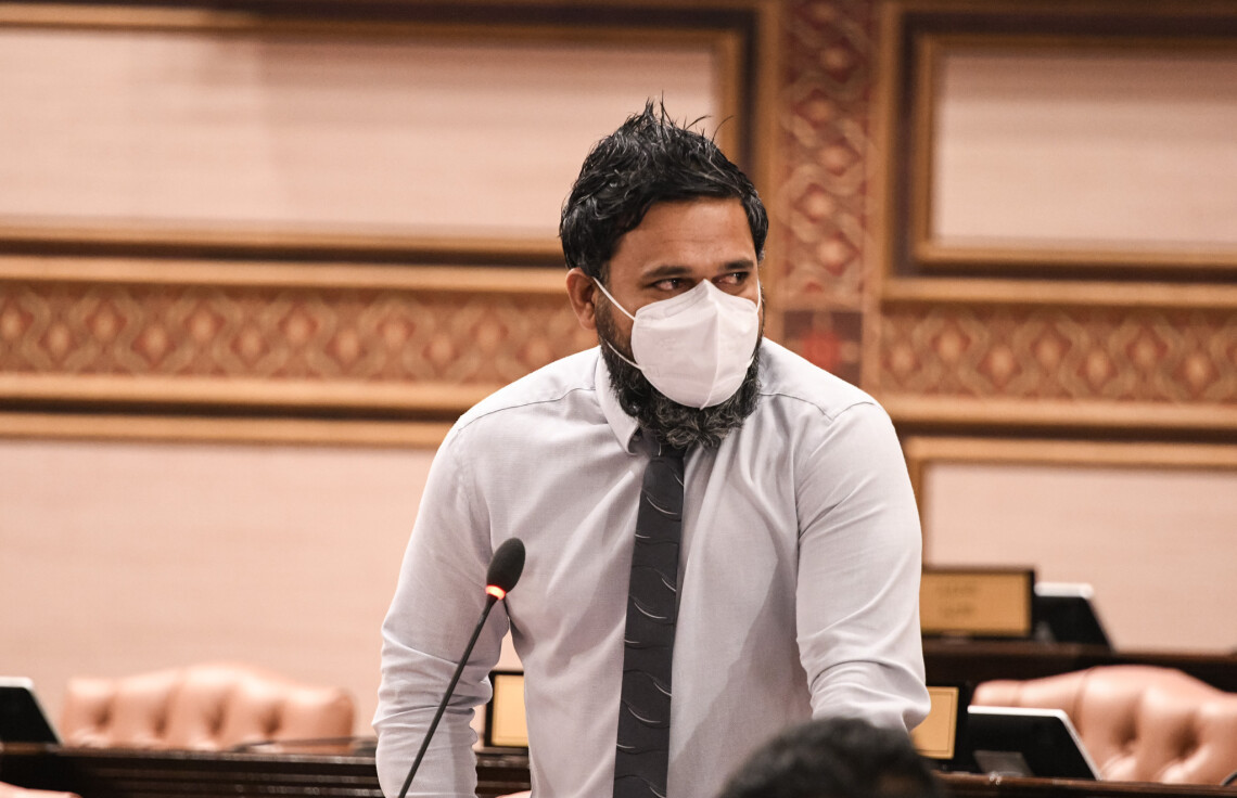 ނިއު ނޯމަލް އުސޫލުތަކުގެ ތެރެއިން ބޭއްވުނު ފުރަތަމަ ޖަލްސާގައި، ނައިފަރު ދާއިރާގެ މެމްބަރު އަހުމަދު ޝިޔާމް ވާހަކަ ދައްކަވަނީ  -- ފޮޓޯ މަޖިލިސް އިދާރާ