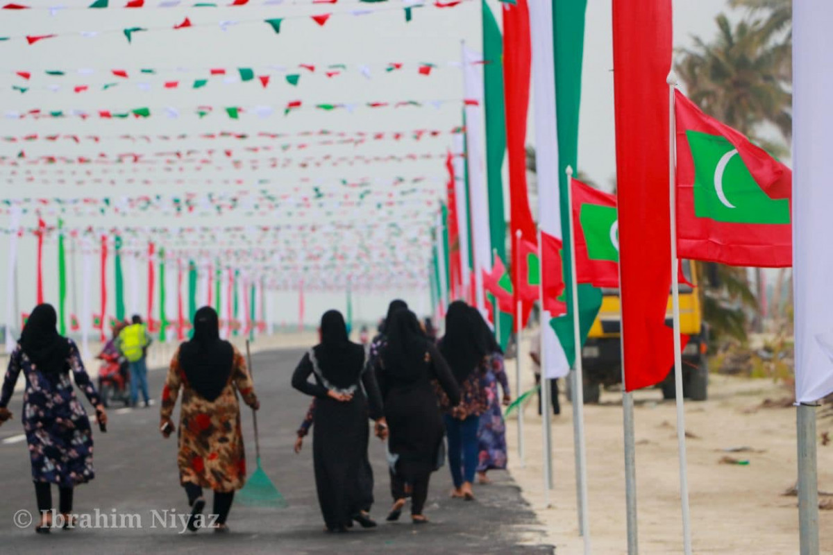 އެއަރޕޯޓް ހުޅުވާ ދުވަހަށް މުޅި ރަށާއި އެއަރޕޯޓް ޒީނަތްތެރިކުރުމުގެ ހާއްސަ ޕްރޮގްރާމްތަކެއް ދަނީ ހިންގަމުން - ފޮޓޯ: އިބްރާހިމް ނިޔާޒް