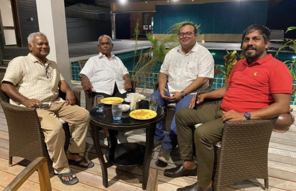 ރައީސްގެ މަންދޫބުން އުއްޗުގެ އަރިހަށް