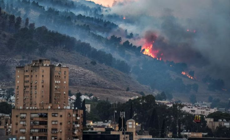 ހިޒްބުއްﷲ އާއި އިޒްރޭލާ ދެމެދު ހިނގަމުންދާ ހަނގުރާމައިގެ ތެރެއިން ހިޒްބުﷲ އިން އިޒްރޭލުގެ ކިރިޔަތް ޝްމޯނާ ސަރަހައްދަށް ދިން ހަމަލާއެއްގައި އެސަރަހައްދުން ދުން އަރަނީ (ފައިލް ފޮޓޯ)