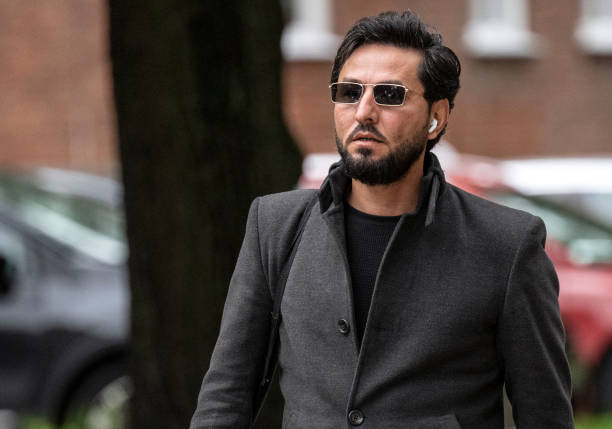 ސަލްވާން މޮމިކާ - ސެޕްޓެމްބަރު 3، 2023 ގައި މެގަފޯނެއް ހިފައިގެން - އޭނާ ވަނީ 2023 ވަަނަ އަހަރު އެތައް ފަހަރަކު ގުރުއާން އަންދާފައި