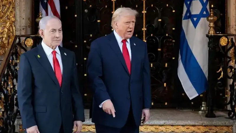 އެމެރިކާގެ ރައީސް ޑޮނަލްޑް ޓްރަމްޕް އިޒްރޭލުގެ ބޮޑުވަޒީރު ބެންޖަމިން ނަތަންޔާހޫ، ފްލޮރިޑާގެ ޕާމް ބީޗްގައި ހުންނަ ޓްރަމްޕްގެ މާ-އޭ-ލަގޯ ކްލަބުގައި ބޭއްވި ބައްދަލުވުމަކަށް ފަހު - ޑިސެމްބަރު 29، 2025.