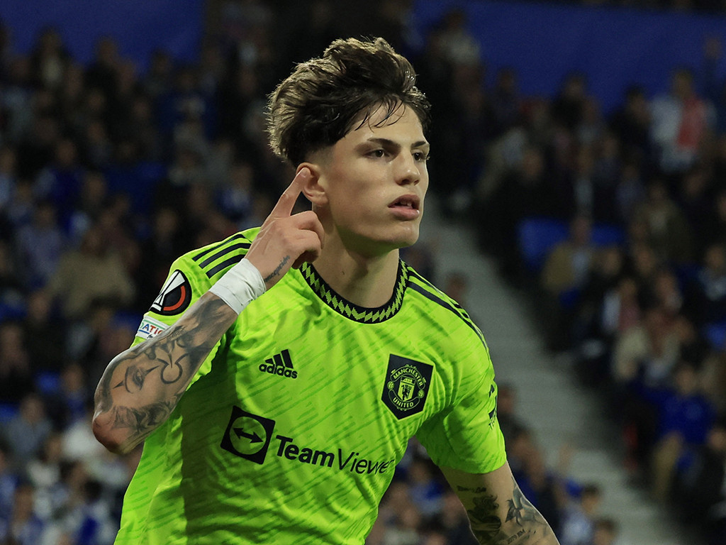 ގާނާޗޯ ލަނޑު ޖެހުމަށްފަހު އުފާ ފާޅުކުރަނީ