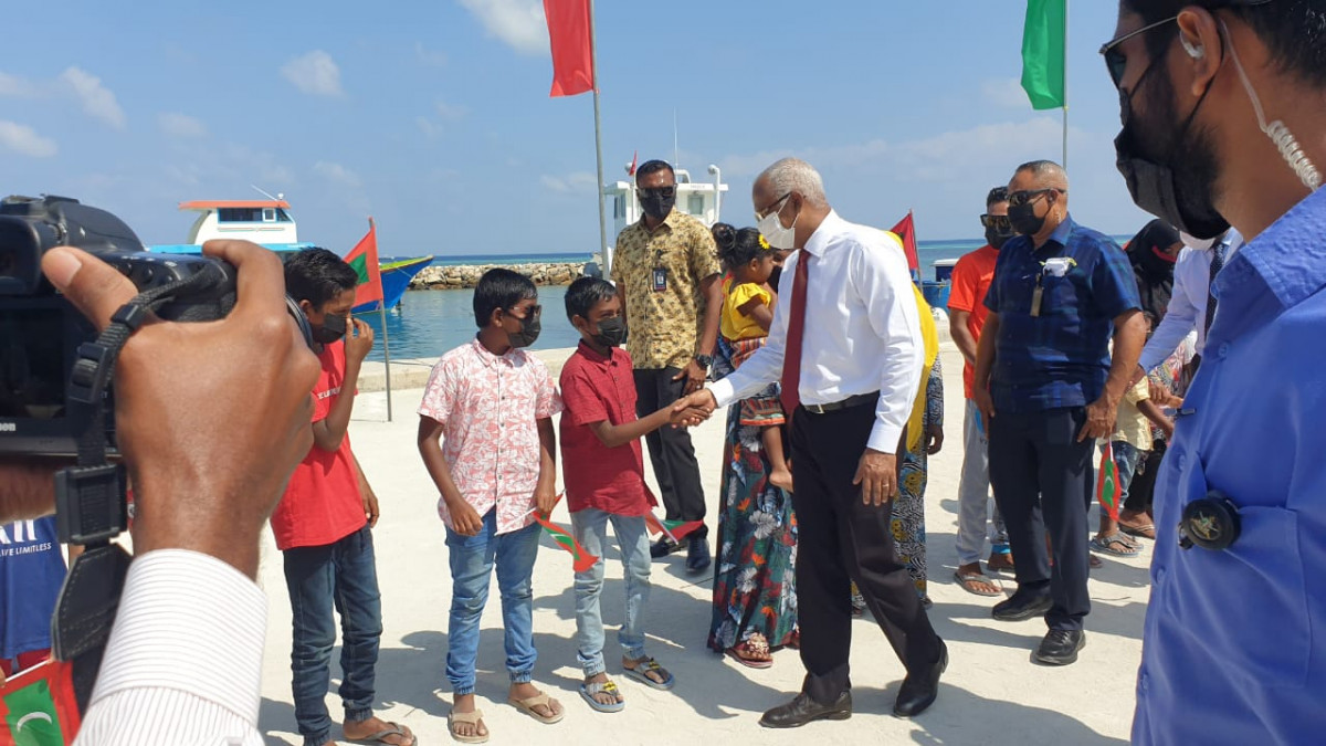 ރައީސް ޅ. އޮޅުވެލިފުއްޓަށް ވަޑައިގަތުން - ރައީސްއަށް މަރުހަބާ ދެންނެވުމަށް ބަނދަރަށް ގޮސް ތިބި ކުދިންނާއި ސަލާމް ކުރައްވަނީ - ފޮޓޯ: ރާއްޖެއެމްވީ