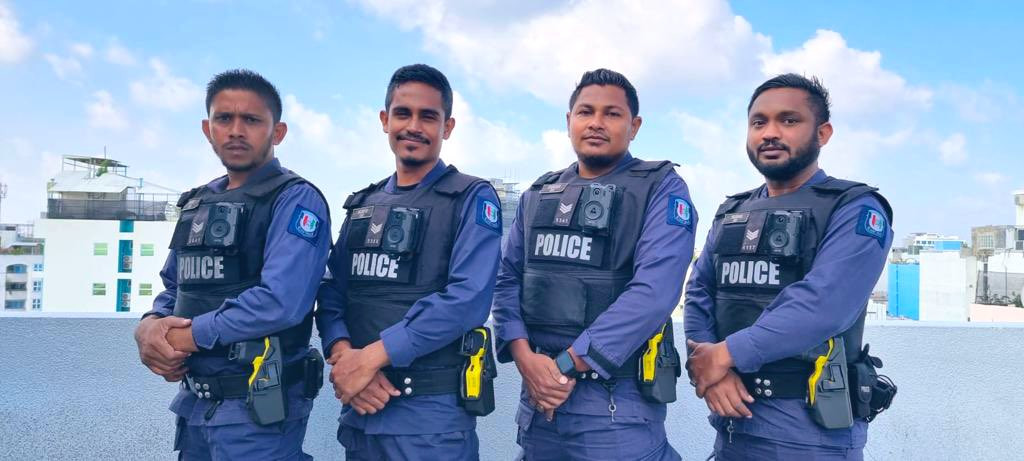 ފުލުހުން ޓޭޒަރ ގަންއާއެކު