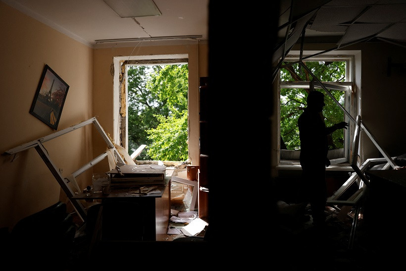 ޔޫކްރެއިންއަށް ރަޝިޔާއިން ދެމުންގެންދާ ހަމަލާގައި، މައިކޮލަވިގައި ހުރި ރީޖަނަލް އެޑްމިނިސްޓްރޭޝަން އިމާރާތް ހަލާކުވެފައި - ފޮޓޯ: ރޮއިޓަރސް