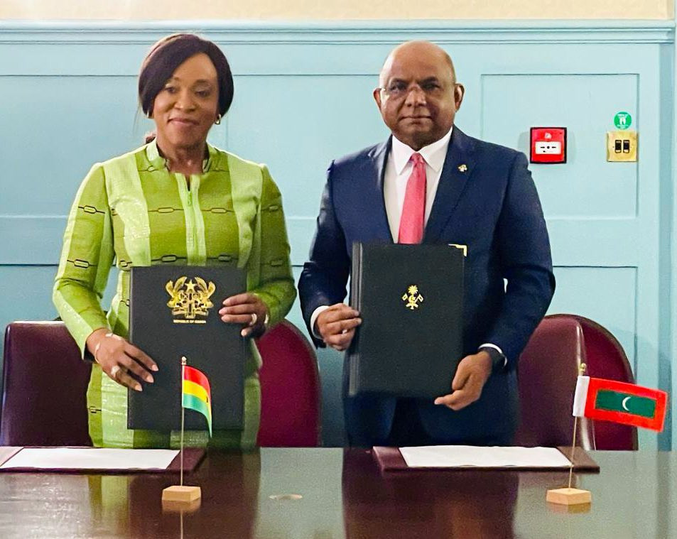 ރާއްޖެއިން ގާނާއާއެކު ވެވުނު އެއްބަސްވުމުގައި ފޮރިން މިނިސްޓަރ ޝާހިދު (ކ) އަދި ގާނާގެ ފޮރިން މިނިސްޓަރ (ވ)