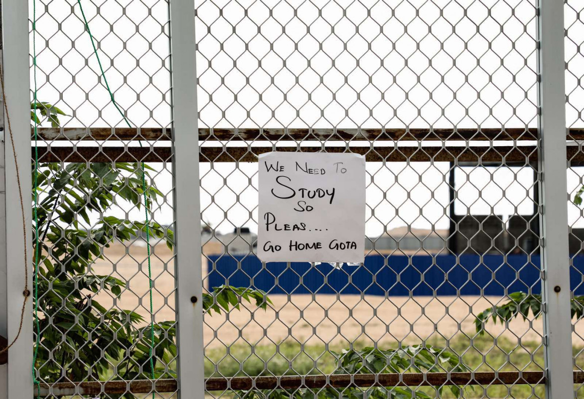 ސްރީލަންކާގެ އިގުތިސާދީ ހާލަތު ގޯސްވެ ކުރިމަތިވެފައިވާ ގޮންޖެހުންތަކާ ގުޅިގެން ކުރަމުންދާ މުޒާހަރާ - މުޒާހަރާތަކުގެ ބައިވެރިން ރާޖަޕަކްސަ ސަރުކާރުގެ އިސްތިއުފާއަށް ގޮވާލަމުންދާއިރު، ވަގުތީ ސަރުކާރެއް އެކުލަވާލުމަށްވެސް ވަނީ ގޮވާލާފައި - ފޮޓޯ: ރާއްޖެއެމްވީ