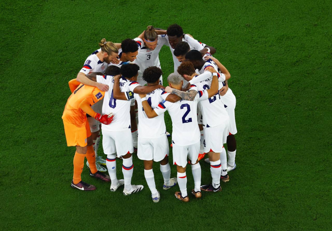 ވޭލްސް އާއި އެމެރިކާ ކުޅުނު މެޗުގެ ތެރެއިން، އެމެރިކާގެ ކުޅުންތެރިން މެޗު ފެށުމުގެ ކުރިން ވަށް ބުރެއް ހަދައިގެން ވާހަކަ ދައްކަނީ: ފޮޓޯ - ރޮއިޓާސް  