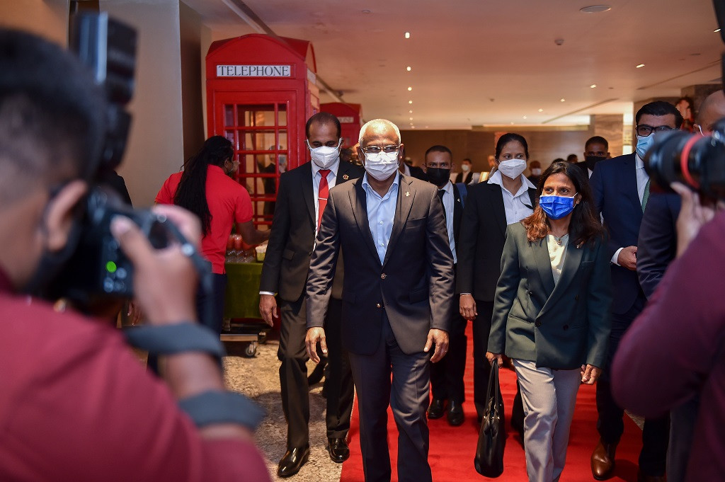 "ޕްރައިމް މިނިސްޓަރ މަހިންދަ ރާޖަޕަކްސަ ޓްރޮފީ 2021" ފުޓްބޯޅަ މުބާރާތަށް ރައީސުލްޖުމްހޫރިއްޔާގެ ދެކަނބަލުން ސްރީލަންކާއަށް ވަޑައިގެންނެވުން - ރައީސް ސާލިޙްގެ މި ދަތުރުފުޅަކީ މި މުބާރާތް ފެށުމުގެ ރަސްމިއްޔާތު ޝަރަފުވެރިކޮށްދެއްވުމުގެ ގޮތުން ކުރެއްވި ދަތުރުފުޅެއް - ފޮޓޯ: ރައީސް އޮފީސް