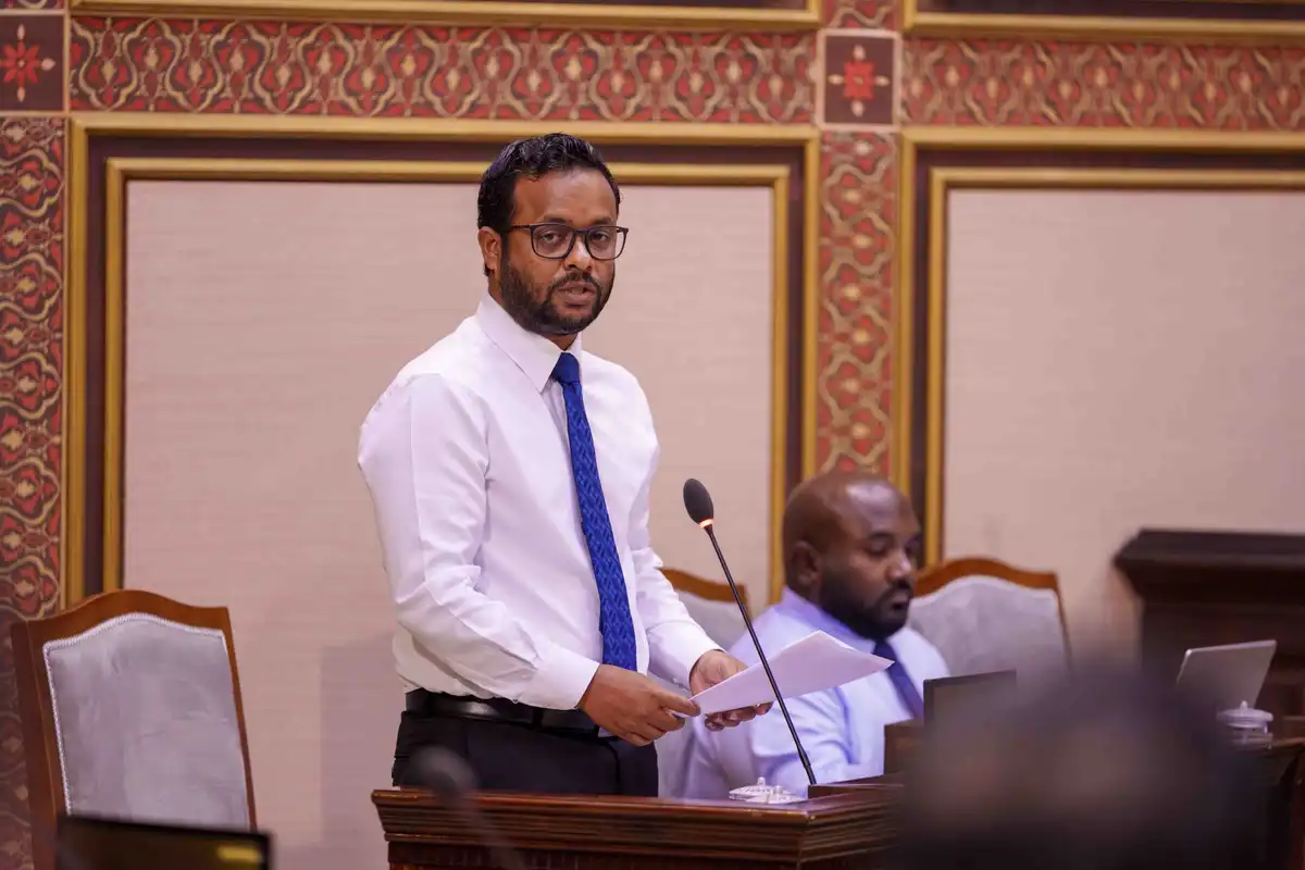 އިންފްރާސްޓްރަކްޗަރ މިނިސްޓަރ ޑރ. އަބްދުﷲ މުއްތަލިބް ހޯމަ ދުވަހުގެ ރައްޔިތުންގެ މަޖިލީހުގެ ޖަލްސާގައި
