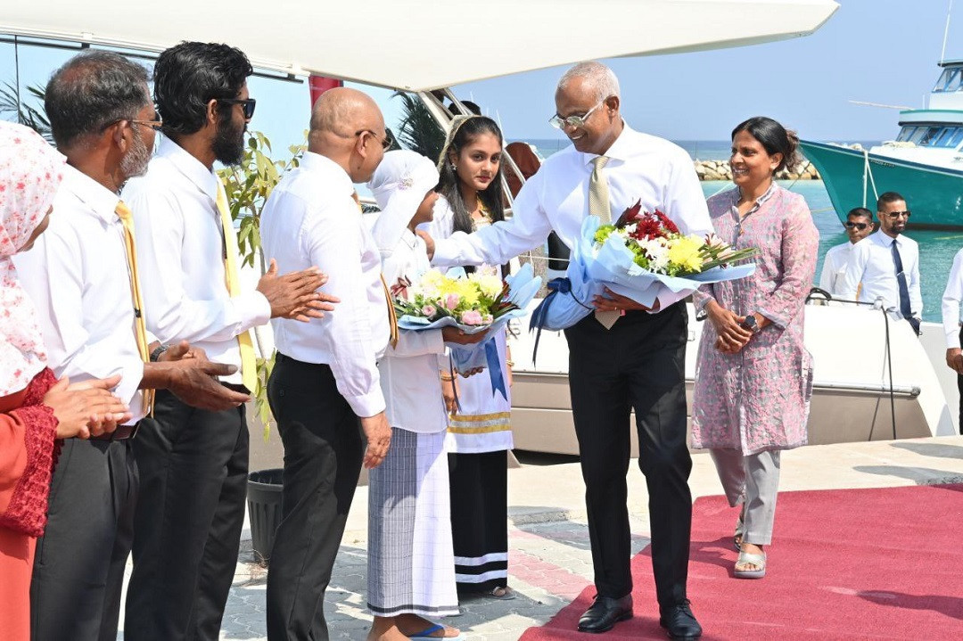 ރައީސުލްޖުމްހޫރިއްޔާގެ ދެކަނބަލުން ރ. އަލިފުއްޓަށް ވަޑައިގަތުމުން އެރަށުން ވަނީ ހޫރު މަރުހަބާއެއް ދައްނަވާފައި - ފޮޓޯ: ރައީސް އޮފީސް