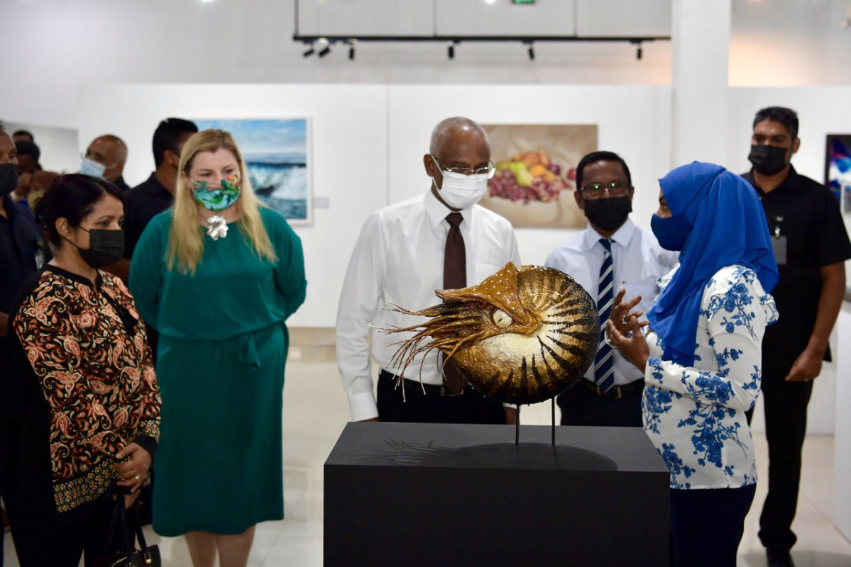 ރައީސް އިބްރާހީމް މުހައްމަދު ސޯލިހު، "އަންވެއިލިންގ ވިޝަންސް 2021" މައުރަޒުގައި އާރޓިސްޓެއްގެ މަސައްކަތް ބައްލަވާލައްވަނީ