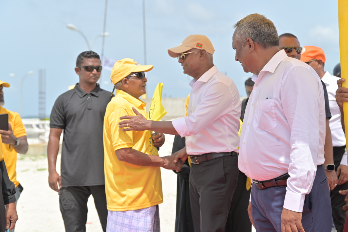 ރައީސް ފިއްލަދޫއަށް ވަޑައިގަތުމުން އެ ރަށުން އެމަނިކުފާނަށް މަރުހަބާ ދަންނަވަނީ