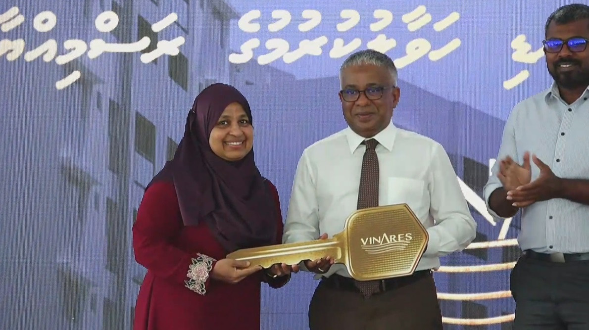 ފްލެޓް ލިބުނު މީހަކަށް ތަޅުދަނޑި ހަވާލުކޮށްދެއްވަނީ