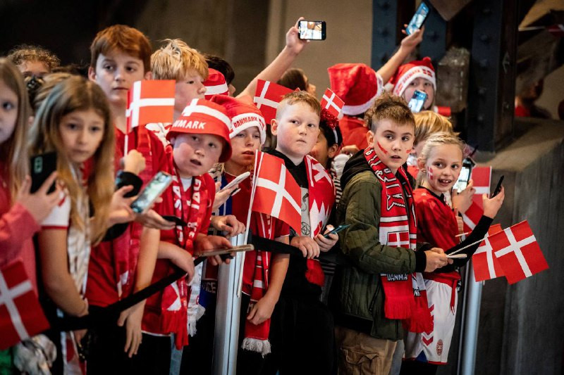 ޑެންމާކުން ގަތަރަށް ދަތުރު ފެށުން - ކުޅުންތެރިން ސްކޫލް ކުދިންނާއެކު ވަގުތުކޮޅެއް ހޭދަކުރަނީ: ފޮޓޯ - ރޮއިޓާސް