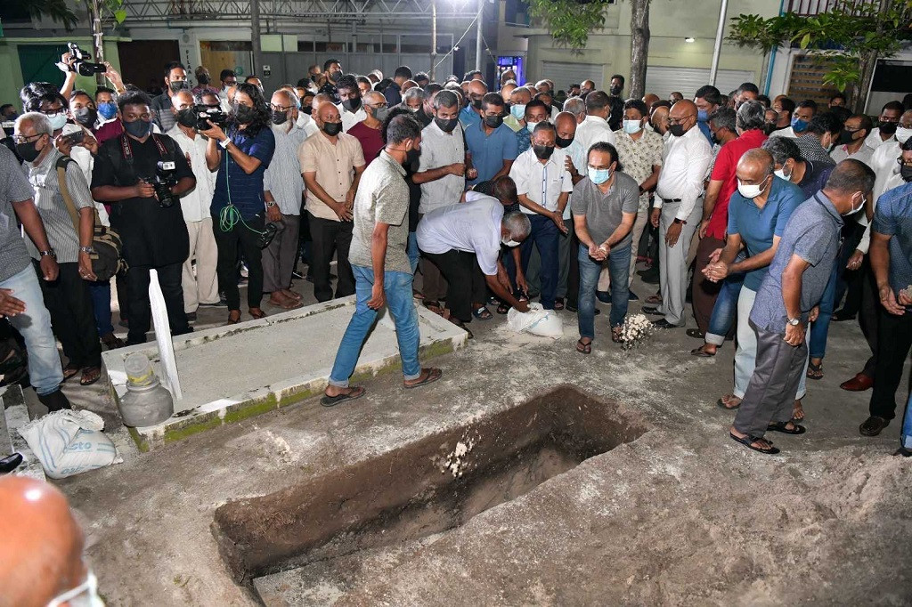 ނިޝާން އިއްޒުއްދީންގެ އިއްޒަތުގެ ވެރިޔާ އުމަރު ޒާހިރު ފަސްދާނުލުން - އެމަނިކުފާނު އަވަހާރުވުމުގެ ހިތާމައިގައި 21 ޑިސެމްބަރުން ފެށިގެން 23 ޑިސެމްބަރުގެ ނިޔަލަށް ޤައުމީ ދިދަ ބައިދަނޑިއަށް ތިރިކުރުމަށް ނިންމާފައިވޭ - ފޮޓޯ: ރާއްޖެއެމްވީ