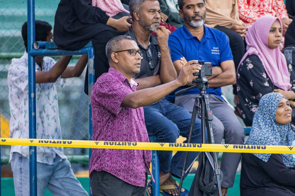 ފ.އަތޮޅު މަދަރުސާ އިން ކުޅުނު މެޗެއް ލައިވް ކުރުމުގައި އެ ސްކޫލުގެ ޕްރިންސިޕަލް ޢަބްދުއް ސައްތާރު އިސްމާއީލް