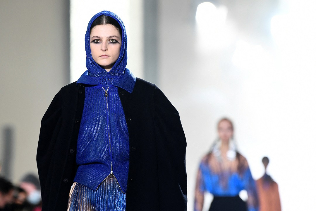 ޕެރިސް ފެޝަން ވީކްގެ ފެޝަން ހައުސް ރޯޝަސް ޝޯވގައި ދައްކާލި ޑިޒައިނަރ ޗާލްސް ޑި ވިލްމޮރިންގެ 2022/2023 ފޯލް-ވިންޓަރ ވިމެންސް ރެޑީ-ވެއަރ ކަލެކްޝަންގެ ހެދުމެއް - ފޮޓޯ: ރޮއިޓަރސް