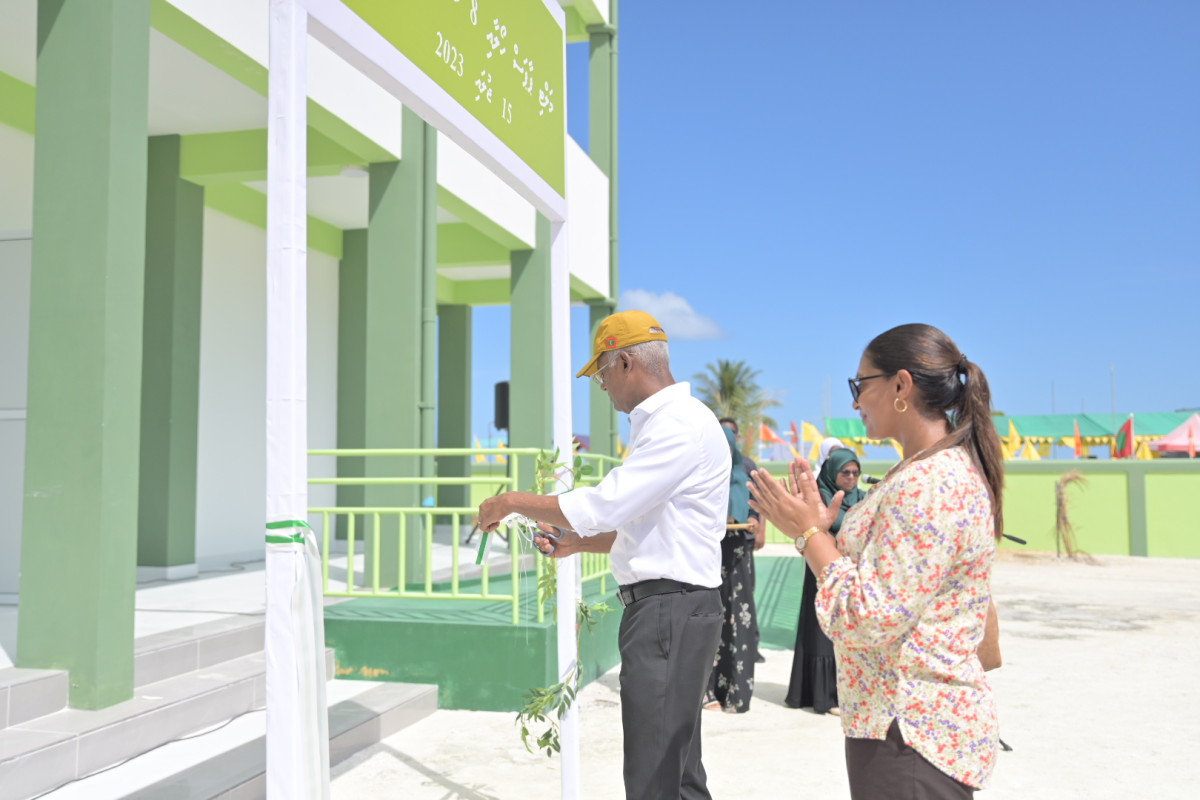 ރައީސުލްޖުމްހޫރިއްޔާ ކޮޅުފުއްޓަށް ވަޑައިގެން، މ އަތޮޅު ސްކޫލުގެ މަލްޓިޕަރޕަސް ހޯލް ހުޅުއްވައިދެއްވަނީ - ފޮޓޯ: އެމްޑީޕީ