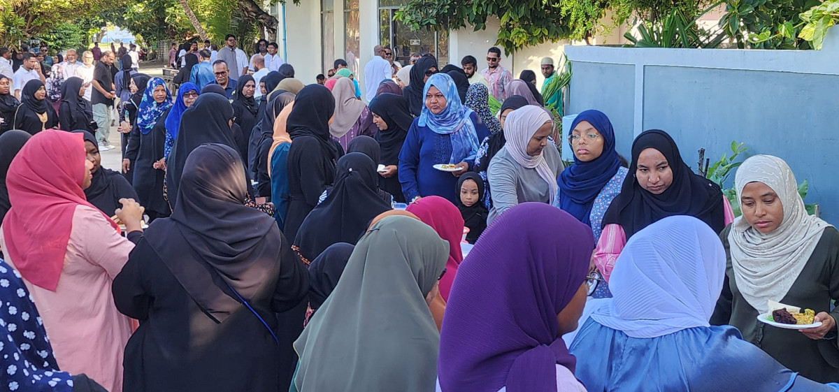 އަޟްހާ ޢީދު 1445 - ބ. ކަމަދޫ ރައްޔިތުން އަޟްހާ ޢީދުގެ އުފަލުގައި ބާއްވަމުންދާ ހަރަކާތްތަކުގެ ތެރެއިން ޢީދު ދުވަހުގެ ހެނދުނު ބޭއްވި ސައިގައި ރަށުގެ ގިނަ ރައްޔިތުންނާއި ރަށަށް ޒިޔާރަތްކުރި މީހުން ވެސް ވަނީ ބައިވެރިވެފައި - ފޮޓޯ: ކަމަދޫ އީދު 1445 / ފޭސްބުކް