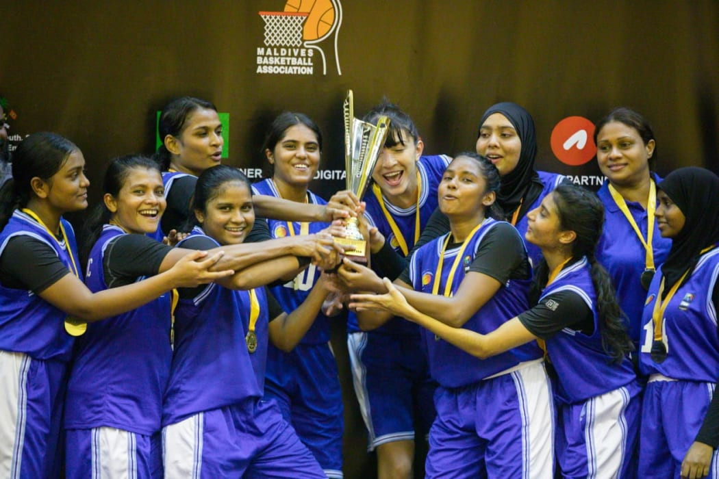 ޗެމްޕިއަން ސައިކްލޯން ޓީމަށް އަށް ޓްރޮފީ ހަވާލުކުރަނީ