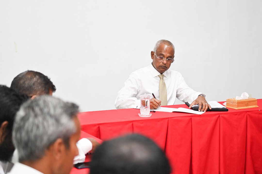 ރައީސުލްޖުމްހޫރިއްޔާ އިބްރާހިމް މުހައްމަދު ސާލިހް ވަނީ ރ. އަތޮޅު ކައުންސިލް ގެ މެމްބަރުންނާ ބައްދަލުކުރައްވާފައި - ފޮޓޯ: ރައީސް އޮފީސް