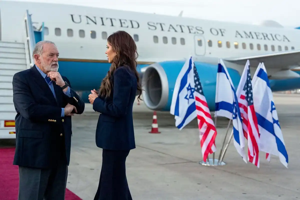 އިޒްރޭލުގެ ތެލް އަވީވްގައި ހުންނަ ބެން ގުރިއަން އެއާޕޯޓުގައި، 2025 ވަނަ އަހަރުގެ މޭ މަހުގެ 25 ވާ އާދީއްތަ ދުވަހު، އެމެރިކާގެ ހޯމްލޭންޑް ސެކިއުރިޓީ ސެކްރެޓަރީ ކްރިސްޓީ ނޯމް، އެމެރިކާއިން އިޒްރޭލަށް ކަނޑައަޅާފައި ހުންނަވާ ސަފީރު މައިކް ހަކަބީއާ ވާހަކަދައްކަވަނީ.