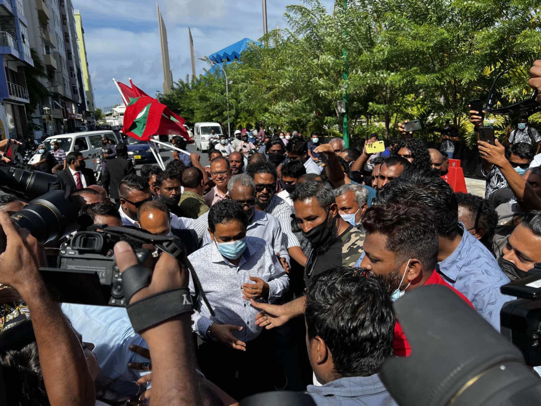 ކުރީގެ ރައީސް އަބްދުﷲ ޔާމީން އަބްދުލްގައްޔޫމްގެ މައްޗަށް އިއްވާފައިވާ 5 އަހަރުގެ ޖަލު ހުކުމް ބާތިލް ކުރުމާއި ގުޅިގެން އެމަނިކުފާނުގެ ސަޕޯޓަރުން އުފާފާޅުކުރަނީ - ސުޕްރީމް ކޯޓަށް ހުށައެޅިފައިވާ އިސްތިއުނާފީ ނުކުތާތަކާއި ގުޅޭގޮތުން ފަނޑިޔާރު މަހާޒް ވިދާޅުވީ، ޝަރީއަތުގެ ކުރީގެ މަރުޙަލާއާ ގުޅޭ 7 ނުކުތާއެއް ރައީސް ޔާމީނު ހުށައަޅުއްވާފައިވާ ކަމަށް - ފޮޓޯ: ރާއްޖެއެމްވީ