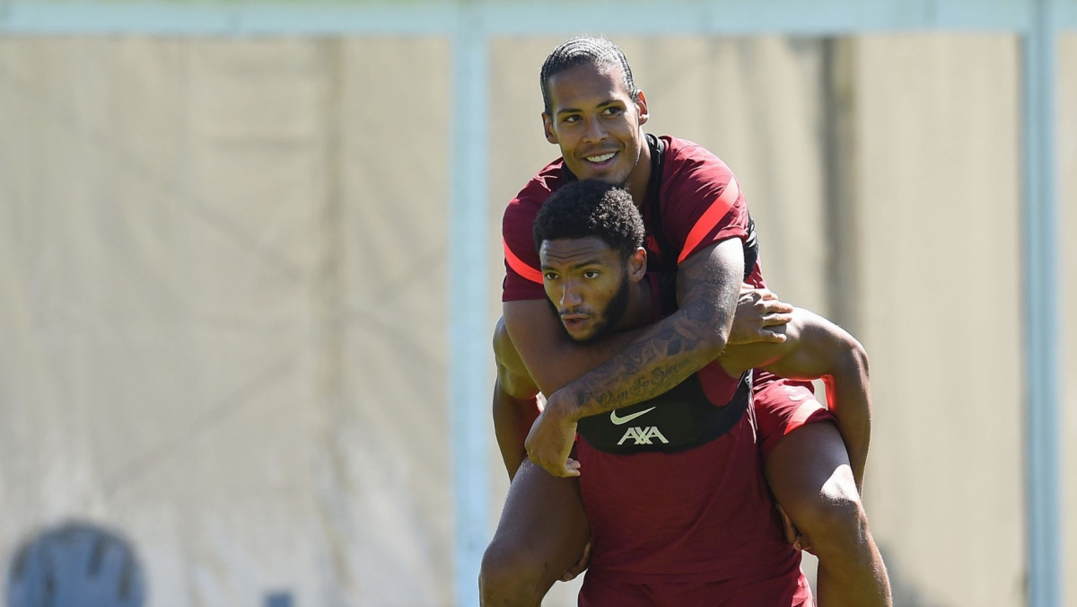 ލިވަޕޫލުގެ ދެ ޑިފެންޑަރުން ކަމަށްވާ ވާޖިލް ވެން ޑައިކާއި ޖޯ ގޯމޭޒަށް