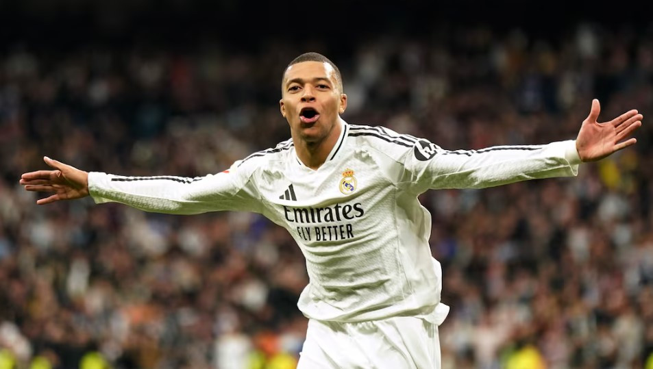 މެޗުގައި ލަނޑު ޖެހުމަށްފަހު އެމްބާޕޭ އުފާ ފާޅު ކުރަނީ