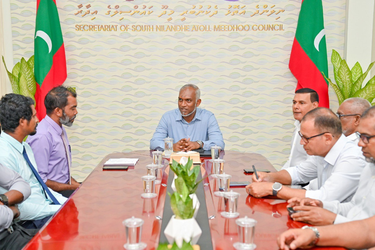 The president met members of Dh. Hulhudheli council and WDC on Tuesday