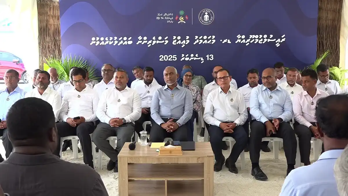 ރައީސް މުއިއްްޒު ދުވާފަރުގައި މަސްވެރިންނާ އެކު ބޭއްވި ބައްދަލުވުމުގެ ތެރެއިން