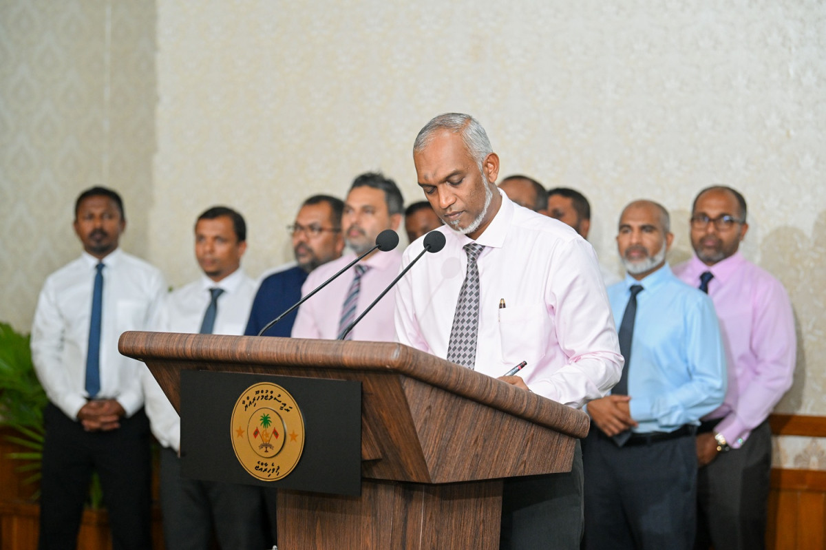 ރައީސް މުއިއްޒު، ކެބިނެޓް ވަޒީރުންނާއެކު