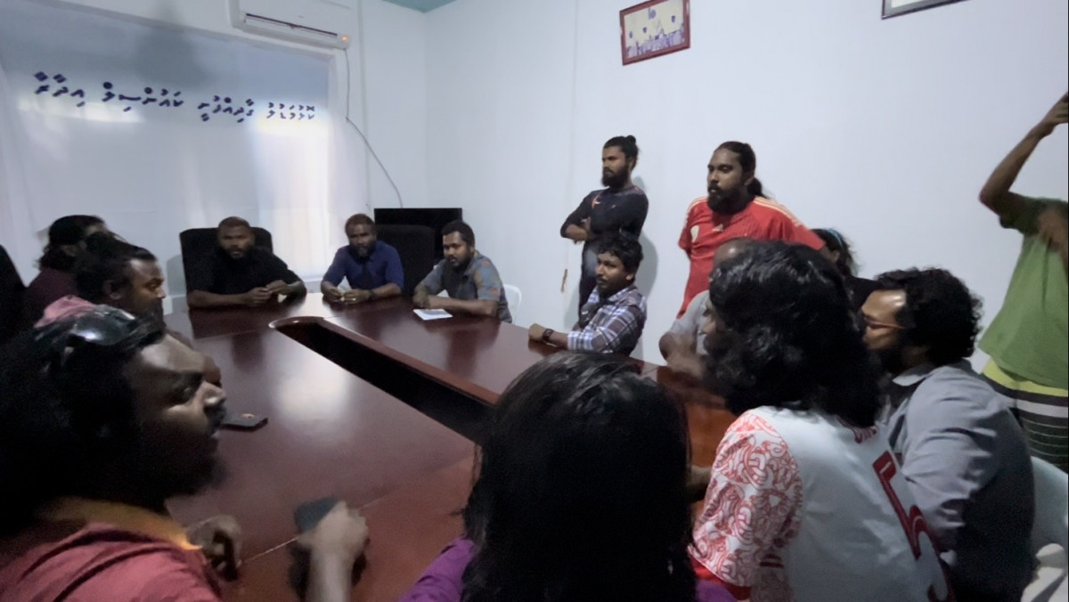 ކައުންސިލް އިދާރާއަށް މައުލޫމާތު ސާފުކުރަން ދިޔަ މީހުން އަދިވެސް ތިބީ އެތަނުގައި