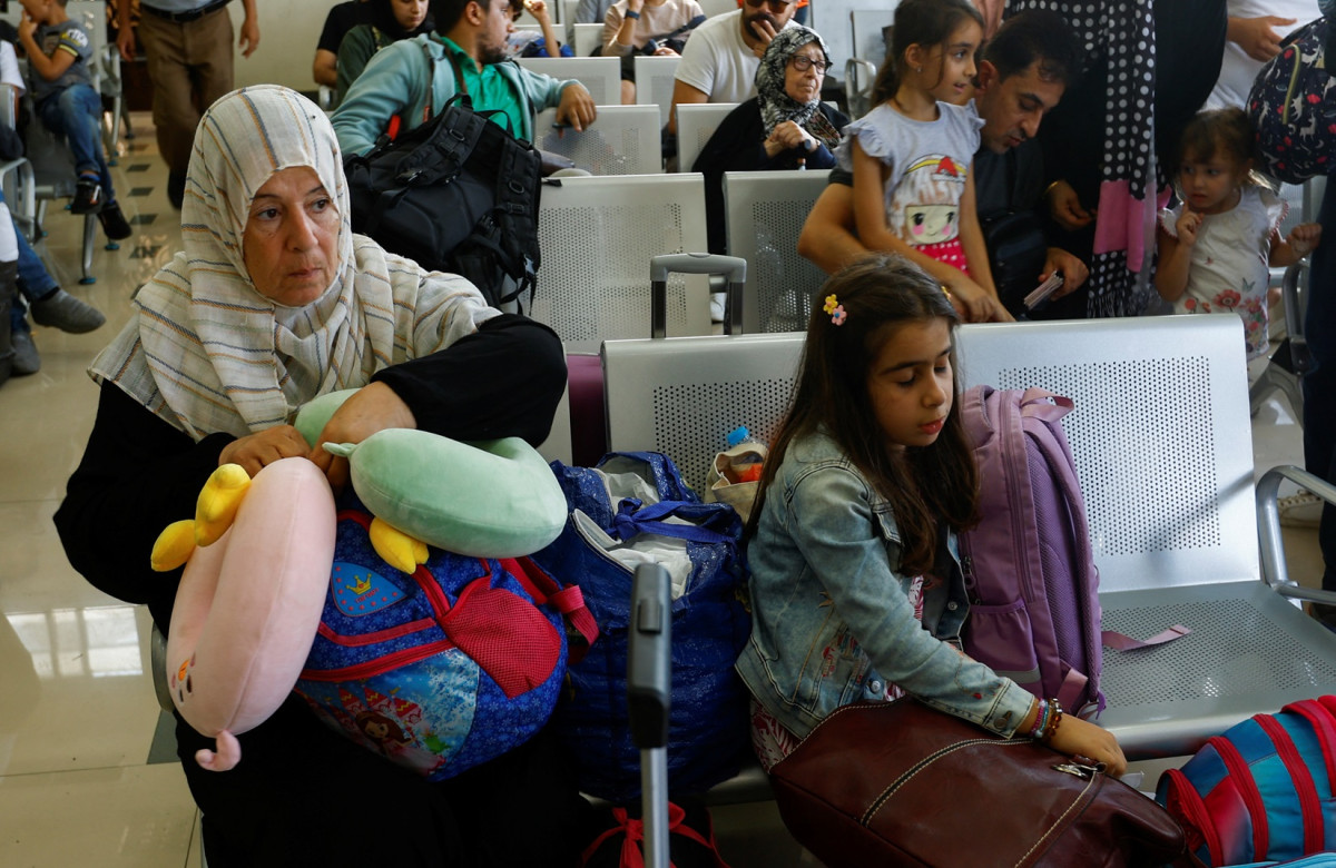 އެހެން ގައުމެއްގެ ޕާސްޕޯޓް ހިފައިގެން ތިބި ފަލަސްތީނު މީހުން ޣައްޒާއިން ފޭބުމުގެ ހުއްދައަށް އިންތިޒާރުކުރަނީ - ފޮޓޯ: ރޮއިޓަރސް